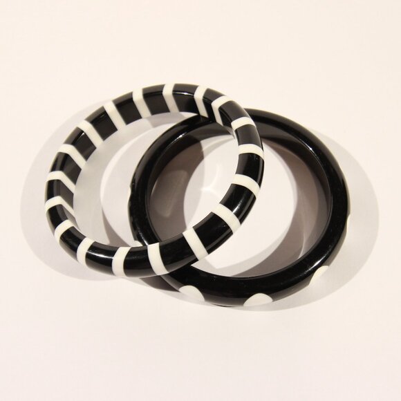 Vintage MOD Set 2 Black & White Polka Dot and Strip Lucite Bangle Bracelets - Picture 6 of 9